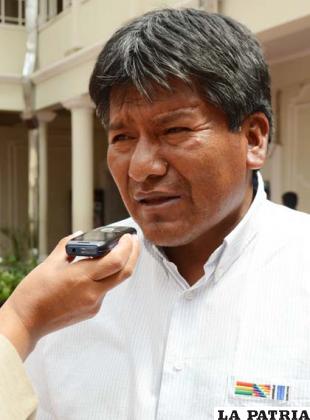 VICTOR HUGO VÁSQUEZ: “Cada cual tiene su forma de ser, no conozco en detalle la información, quiero ser sincero, sin embargo, en Bolivia está garantizada la libertad de expresión, por tanto, tiene que considerarse aspectos normativos para no caer en excesos en ninguno de los temas. Se deben respetar las normativas nacionales y no comparto con los excesos de la justicia y de los periodistas, en ambos casos hay que buscar equilibrio que nos permita que las leyes excedan en términos de sanción a ciertos sectores y tampoco los sectores excedan”.