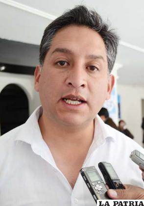 WILHELM GÓMEZ: “Es importante que la libertad de prensa sea ejercida en el país, lastimosamente por motivos equis uno no sabe cómo está la justicia en Bolivia. Necesitamos tener la confianza que este país es democrático, libre de pensamiento, muchos decimos en teoría que somos libres, pero ¿somos libres? ¿Realmente estamos viviendo una libertad? Cuando somos objeto de jefes de sindicato o de asociaciones que nos obligan a hacer cosas que no queremos, de repente estamos empezando un momento de tiranía y eso no podemos permitirlo”.