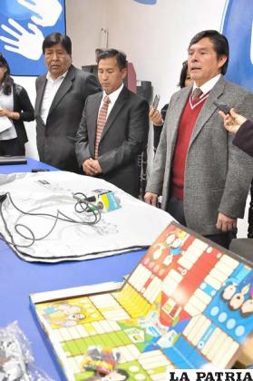 Personal que trabaja por los niños, junto a uno de los jóvenes que fue parte de Aldeas Infantiles SOS