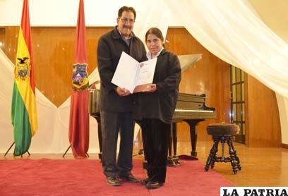 Julia García Ortega, recibe reconocimiento de manos de Rafael Dolos, director de Desarrollo Organizacional del Municipio 