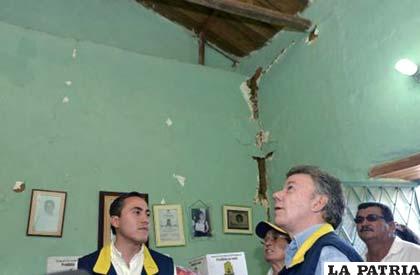 Juan Manuel Santos visita una vivienda afectada por un sismo en Betulia