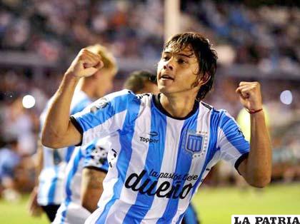 Romero definió con categoría el penal para el 2-0