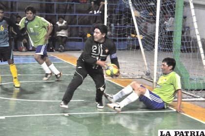 La acción en la cual el portero Siles se hace del balón
