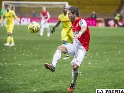 Moutinho, jugador del Mónaco, controla un balón