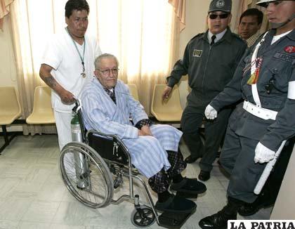 Luis García Meza en la clínica