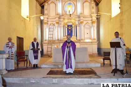 Monseñor Cristóbal Bialasik celebró misa dentro el templo de Paria