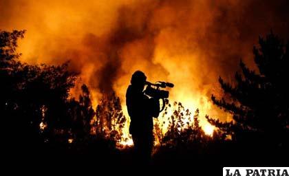 Trabajo periodístico pone en riesgo a un camarógrafo en voráz incendio
