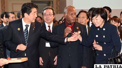 El primer ministro japonés Shinzo Abe (izq.) recibe a los delegados a la conferencia de la ONU sobre reducción del riesgo de desastres naturales