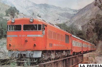 Ferrocarril a su paso por la antigua vía férrea Oruro-Cochabamba