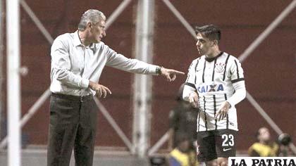 Tite, técnico de Corinthians, brinda instrucciones a Fagner
