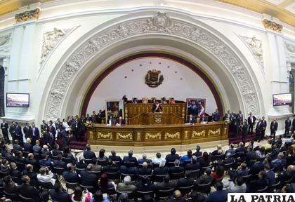 Parlamento venezolano otorgó plenos poderes al presidente Nicolás Maduro