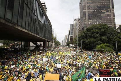 Multitudinaria marcha contra el gobierno de Rousseff