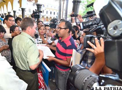 Periodistas presentan la denuncia de amedrentamiento al Comandante de la Policía de Cochabamba