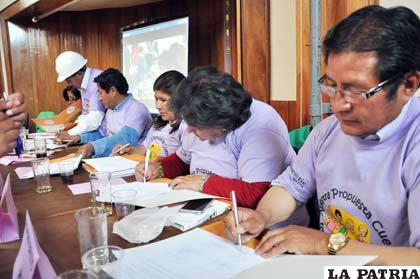 Momento en el que los candidatos firman compromiso con los niños