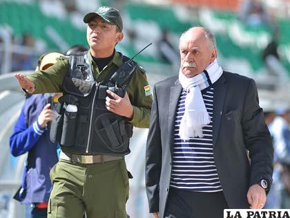 El entrenador de Bolívar, Xavier Azkargorta