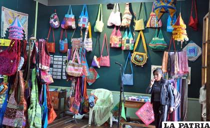 Bolsos, blusas, chales, joyeros, y otros se observan en la Expo Hindú