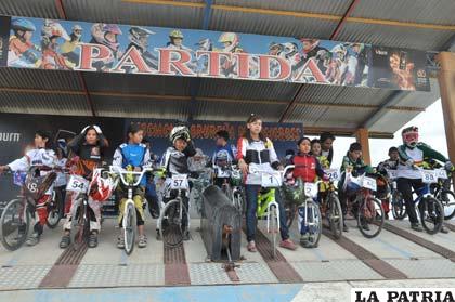 Los deportistas que intervienen en el certamen de bicicross
