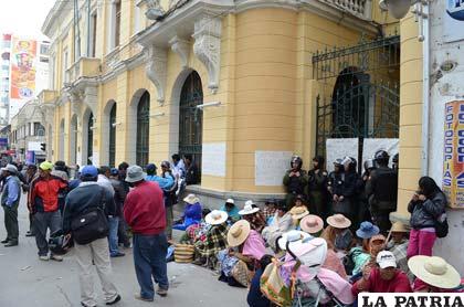 Vecinos hicieron vigilia exigiendo reunirse con Mendizábal