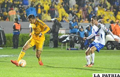 José Rivas domina el balón ante la mirada de Leandro Ferreira