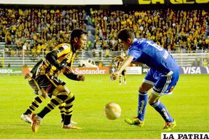 Torrico y Martínez en la disputa del balón