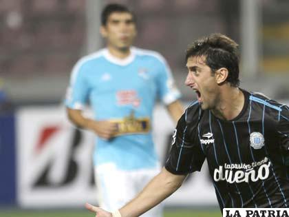 Diego Milito anotó el primero para Racing