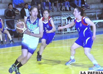 Keyla Huayllas avanza con el balón dominado