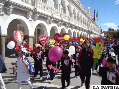 Los alumnos del colegio William Booth durante el desfile inaugural