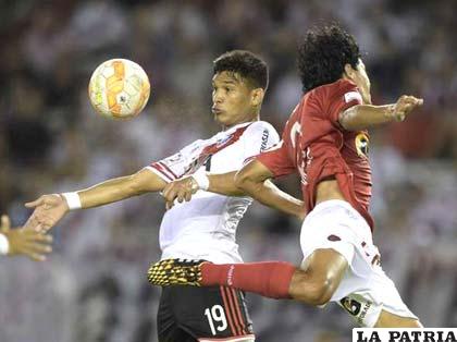 Teófilo Gutiérrez intenta salir airoso de la jugada