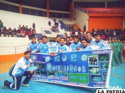 El equipo de Quiroziñhos en el coliseo de Potosí