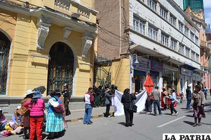 Padres de familia y vecinos bloquearon puertas de la Alcaldía exigiendo seguridad