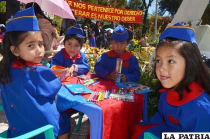 Niños conmemorando el Día del Mar a través de sus dibujos
