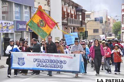 Padres de familia de la Unidad Educativa “Francisco Fajardo” en protesta en la plaza 10 de Febrero