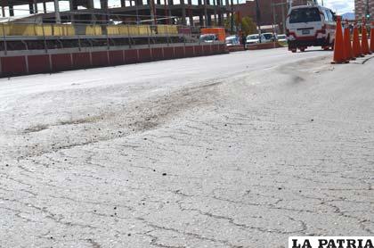 En el sector de salida de los buses de la Terminal, el asfalto presenta mucho deterioro