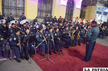 Escuela Militar de Música de Oruro en concierto de gala
