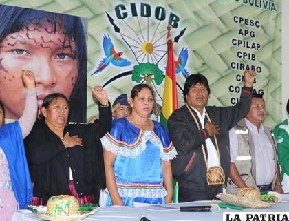 La ministra Achacollo (Izq.), Melva Hurtado y el Presidente Morales en acto de la Cidob