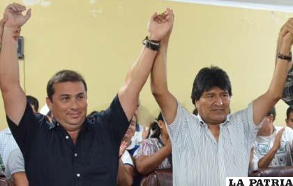 Morales (Der.) y Alex Ferrier, candidato a la gobernación del Beni por el MAS