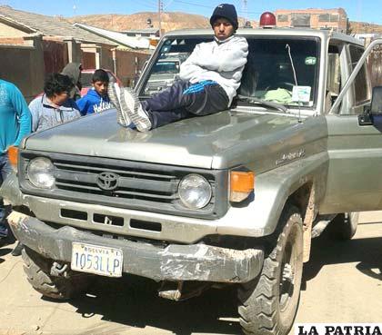 El conductor del vehículo afectado se recostó sobre el jeep de la empresa minera