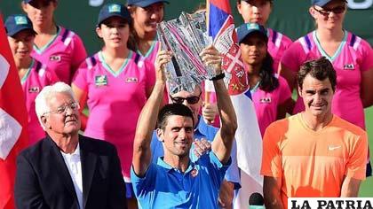 Djokovic con el trofeo en alto, venció en la final a Federer