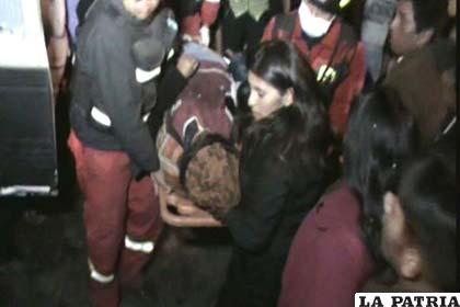 Una de las víctimas es auxiliada por bomberos