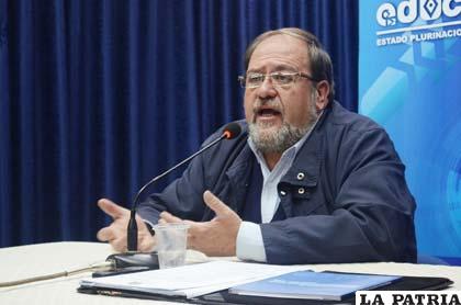 El ministro de Educación, Roberto Aguilar, en conferencia de prensa