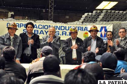 Pedro Challapa (segundo de izq. a der.) junto a mineros y empresarios en la presentación de la propuesta