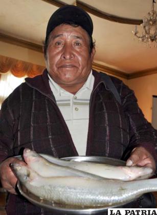 Jesús Chachaqui muestra los pescados obtenidos del lago Uru Uru