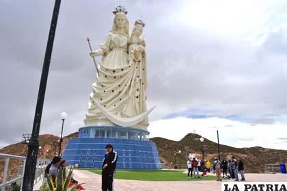 El monumento a la Virgen del Socavón es un atractivo de Oruro