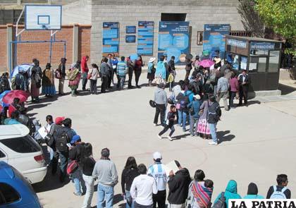 Aglomeración de gente para tramitar cédulas de identidad