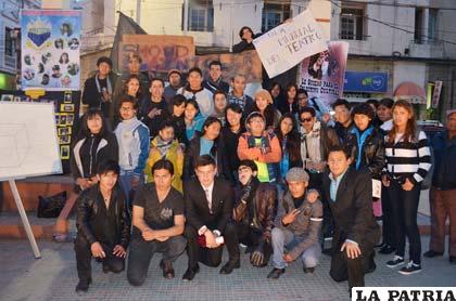 Elencos orureños celebraron juntos el Día Mundial del Teatro