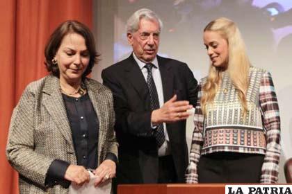 Mario Vargas Llosa junto a Lilian Tintori (der.) y Mitzy Capriles (izq.)