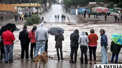 Chilenos frustrados ante inundaciones provocadas por las constantes lluvias