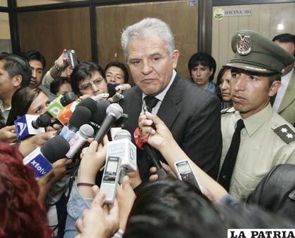 El Defensor del Pueblo, Rolando Villena con la prensa