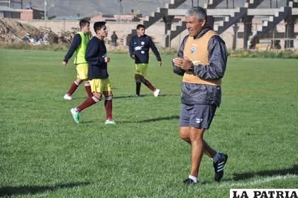 Clausen trabaja en la formación de la base de su equipo