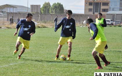 Bustamante con el balón, será titular el martes en Yacuiba